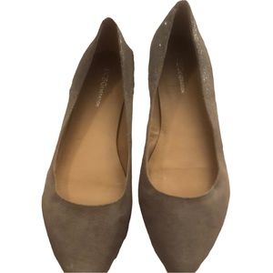 BCBG Generation size 10 silver / gray Suede flats with sparkle at heel